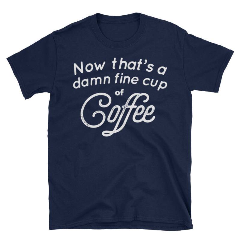 Verdammt Feine Tasse Kaffee/Twin Peaks David Lynch Agent Dale Cooper Lustige Gute Parodie Fan Liebhaber Geschenk T-Shirt Verdammt Feine Tasse Kaffee/Twin Peaks David Lynch Agent Dale Cooper Lustige Gute Parodie Fan Liebhaber Geschenk T-Shirt von FriendsNeverDie
