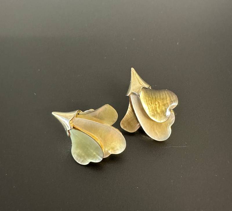 Echte Perlmutt Ohrringe Wunderschöne Vintage Ohrstecker, Vergoldetes Metall Mit in Blätter Form Und Fächer Design von FriendsOfParis