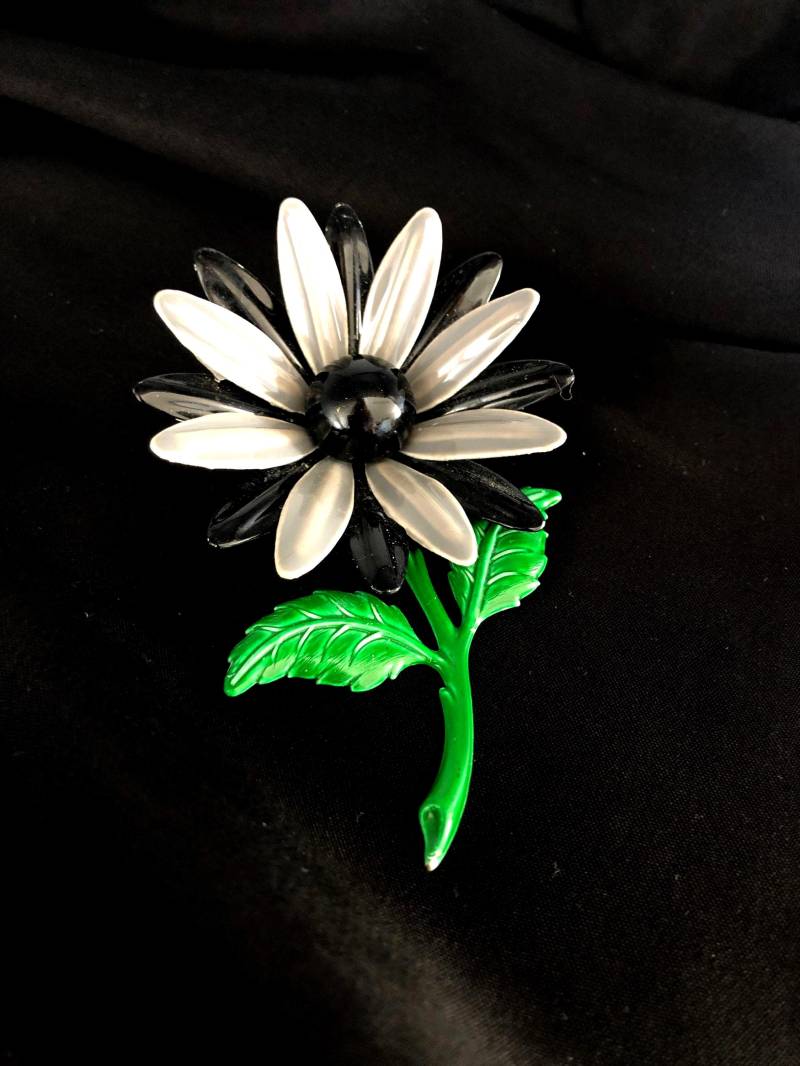 Emaille Blumen Brosche 1960's Emaillierte Schwarz Graue Blüten in Vintage Original Zustand, Wunderschön Schmückend, 9.5 cm Lang von FriendsOfParis