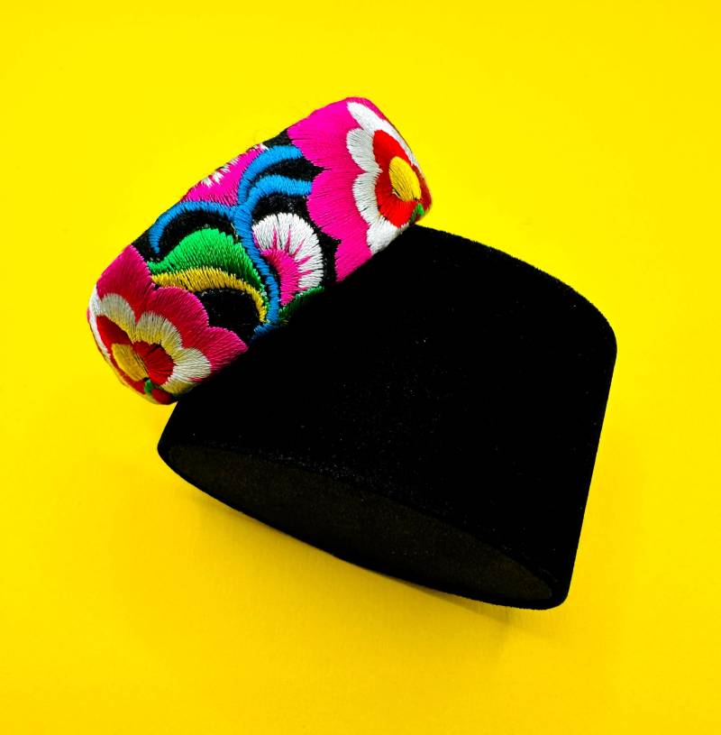 Hand Gesticktes Manschettenarmband Armreifen Vintage Hippie Girl Armband Armreif Mit Bunten Blumen Bestickt, Verstellbare Größe Armspange von FriendsOfParis