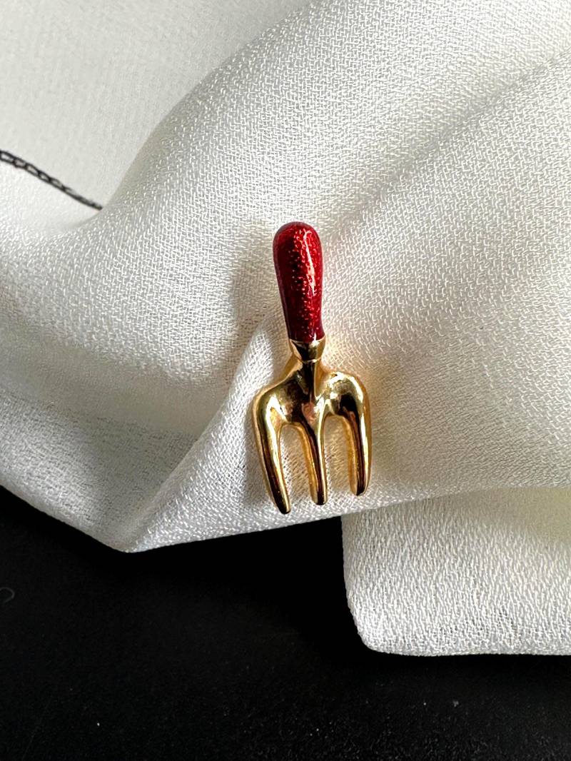 Krawatten Nadel Krawattennadel Jacken Kragen Brosche Rot Emaillierter Garten Gärtner Gärtnerin Handgabel Original Vintage 1980S Schmuck von FriendsOfParis