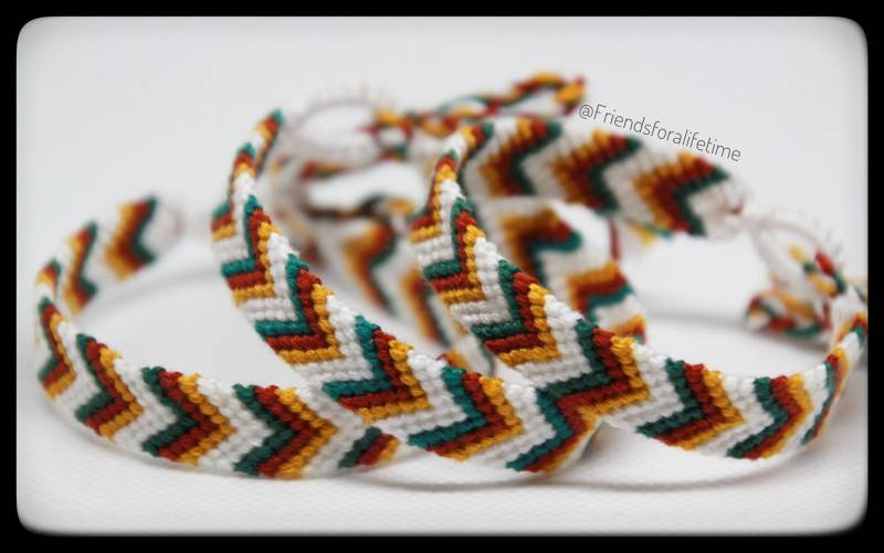 3Er Set Herbst Inspirierte Chevron Freundschaft Armbänder Handgemachte Armbänder Aus Baumwolle in Weiß Gold Rot Grün Gestreift, Versandfertig von FriendsforaLifeTime