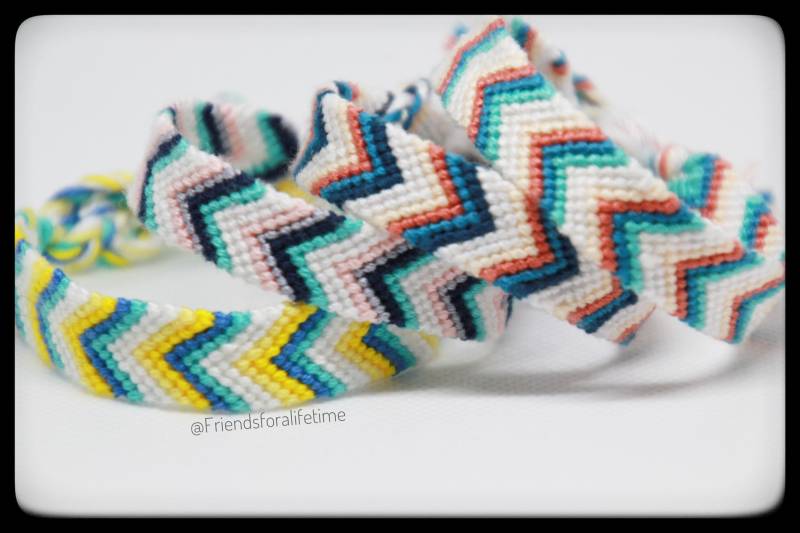 Farbenfrohe Anpassbare Chevron Freundschaftsarmbänder Handgemachte Baumwolle Geknotete Vsco Girl Striped Armbänder, Beach Camp String Armbänder von FriendsforaLifeTime