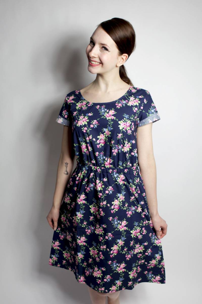 Bio Kleid Somrig Blumenranken Blau von FrijaOminaStore