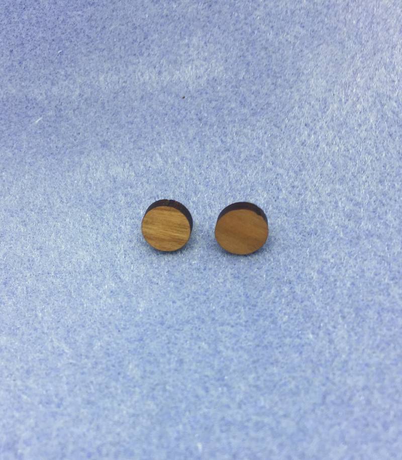 Einfache Runde Nussbaum Holz Ohrstecker Einfache Runde Nussbaum Holz Ohrstecker von FrikkinLaserSharks