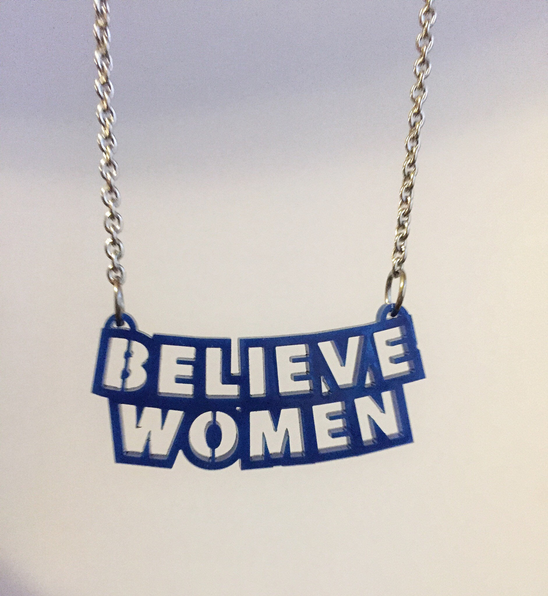 Glauben Sie Frauen Lasercut-Acryl-Kette in Blau Glauben Sie Frauen Lasercut-Acryl-Kette in Blau von FrikkinLaserSharks