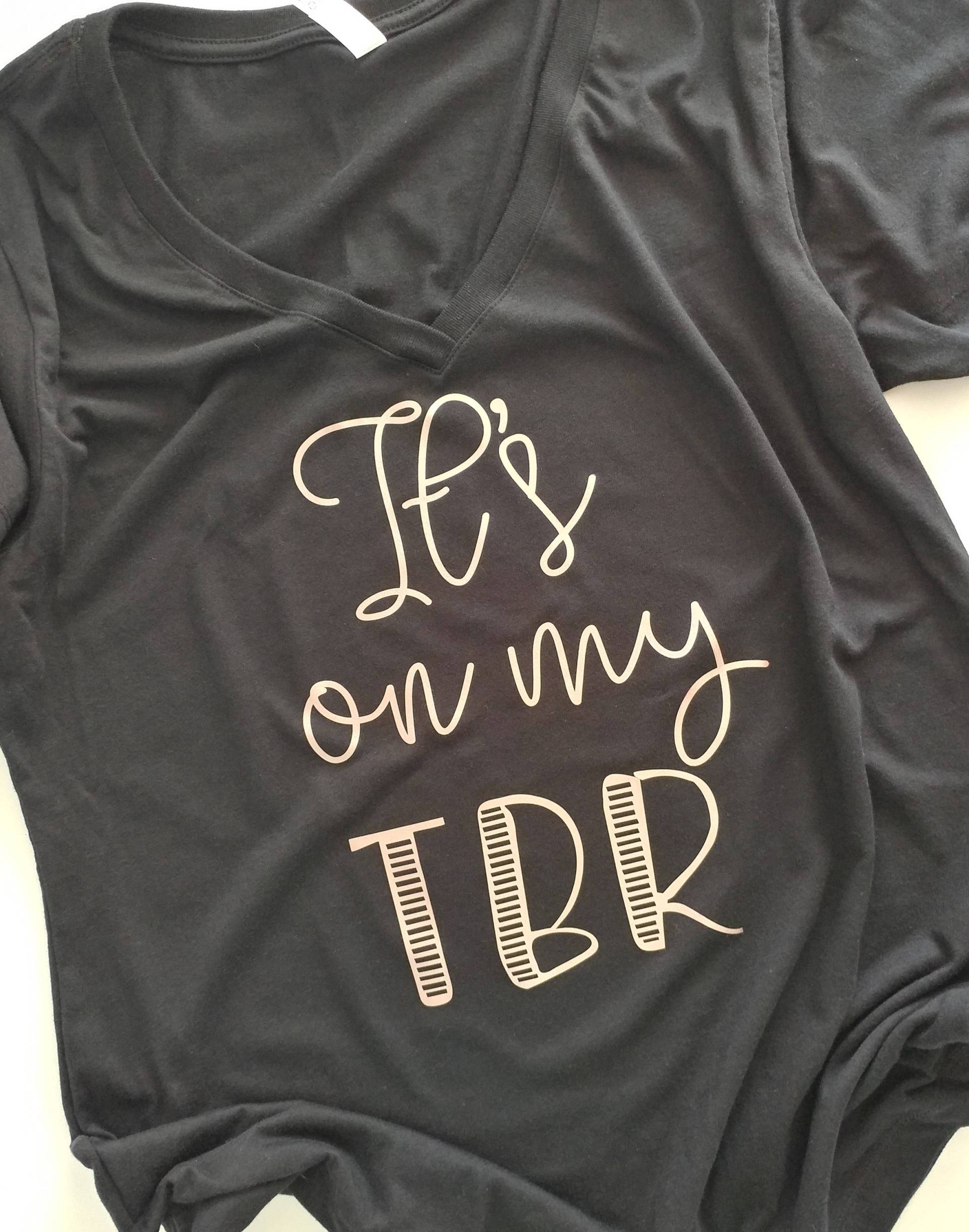Bekleidung/Shirt "Es Ist Auf Meinem Tbr" Bekleidung/Shirt "Es Ist Auf Meinem Tbr" von FrillsFreckles