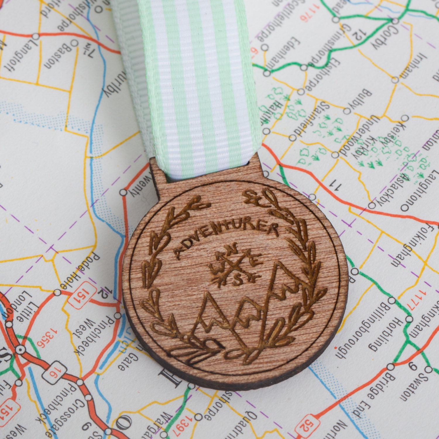 Abenteurer-Medaillen Für Moderne Errungenschaft ~ Ansteckpin Entdecker, Kundschafter, Mädchen Führt Reisende, Bergsteiger Und Baum-Haus-Macher von FrillyIndustries