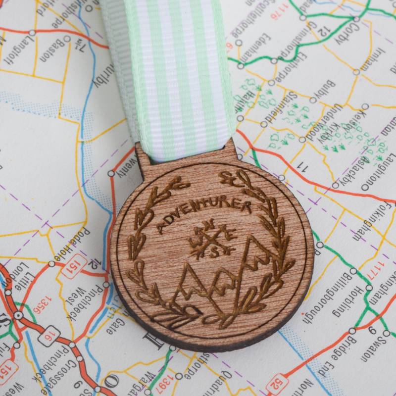 Abenteurer-Medaillen Für Moderne Errungenschaft ~ Ansteckpin Entdecker, Kundschafter, Mädchen Führt Reisende, Bergsteiger Und Baum-Haus-Macher von FrillyIndustries