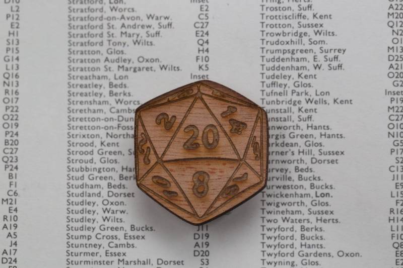 D20-Würfel-Ansteckpin Für Alle Gruppenbasierenden Freaks ~ Holz Laser Geschnittene Brosche von FrillyIndustries