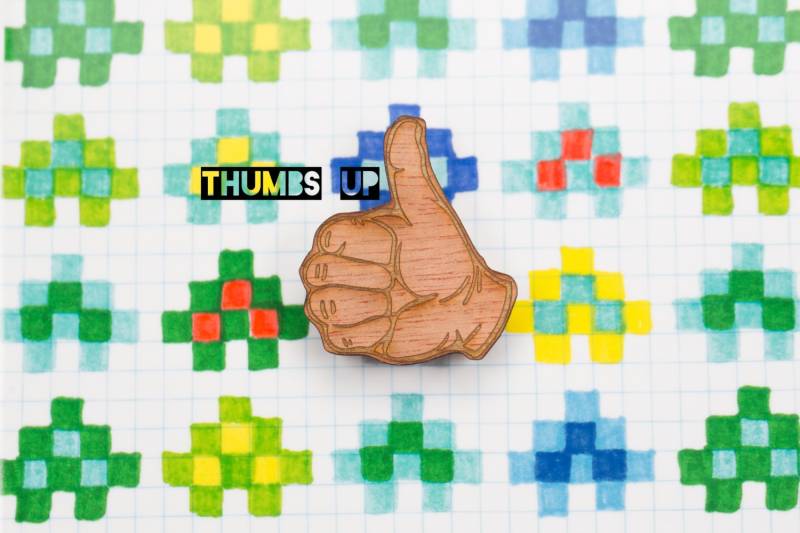 Daumen Nach Oben | Oder Unten? Brosche - Aus Holz, Laser Schneiden Reversstift Für Gute Und Schlechte von FrillyIndustries