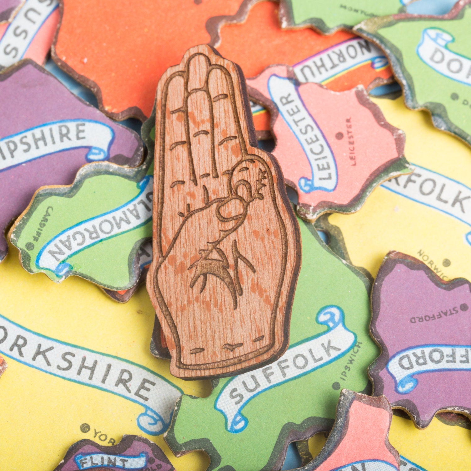 Drei Fingergruß Handzeichen Pin Oder "Dib Dib Dob Dob' Pfadfinder Ehrenzeichen Aus Holz Laser Cut Abzeichen/Brosche/Anstecknadel von FrillyIndustries