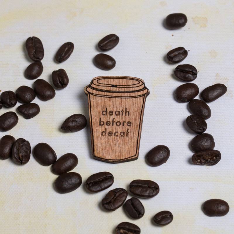 Tod Vor Decaf Coffee Cup Pin Abzeichen Brosche ~ Für Kaffee-Süchtige, Snobs, Kaffee-Geschenk, Kaffee, Schmuck, Kaffee-Schmuck, Zitat von FrillyIndustries