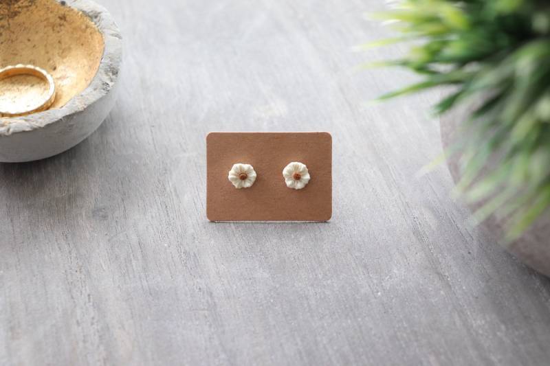 Handgemachte Ton Ohrringe| Niedliche Ohrstecker| Kleine Handgefertigte Florale Blumen Hypoallergen von Fringeclay