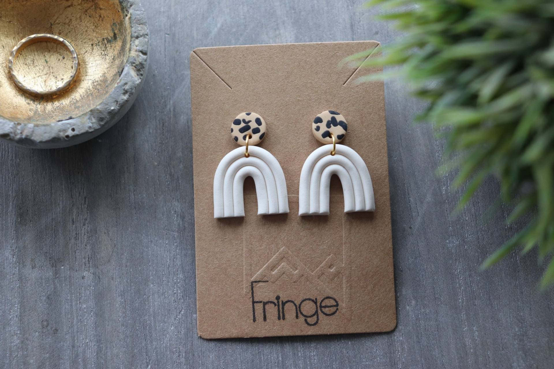 Handgemachte Ton Ohrringe| Regenbogen Trendige Handgefertigte Weiße Und Leopard Ohrringe| Polymer Clay Ohrringe von Fringeclay