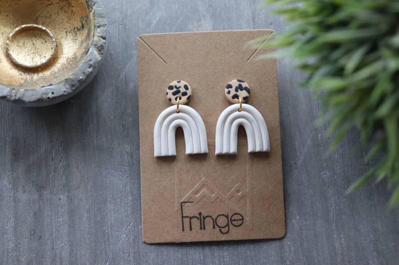 Handgemachte Ton Ohrringe| Regenbogen Trendige Handgefertigte Weiße Und Leopard Ohrringe| Polymer Clay Ohrringe von Fringeclay