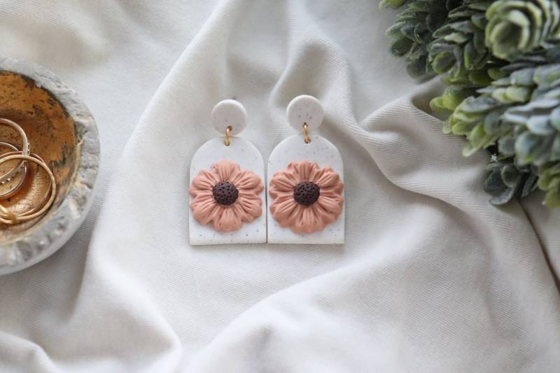 Handgemachte Ton Ohrringe| Süße Rosa Gesprenkelte Floral Clay Trendige Handgemachter Tonschmuck von Fringeclay