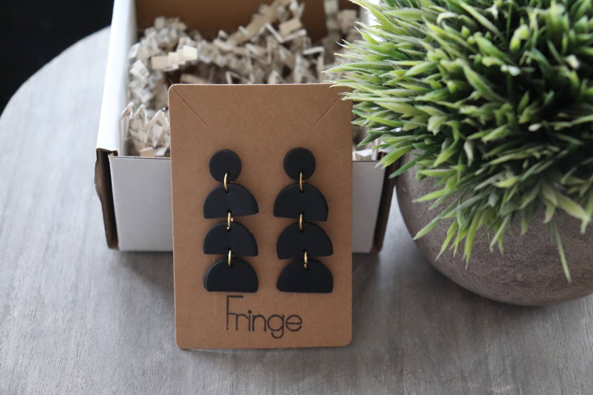 Handgemachte Ton Ohrringe| Trendige Halbkreis Gangle Ohrringe Aus Ton| Schwarze Handgefertigter Tonschmuck von Fringeclay