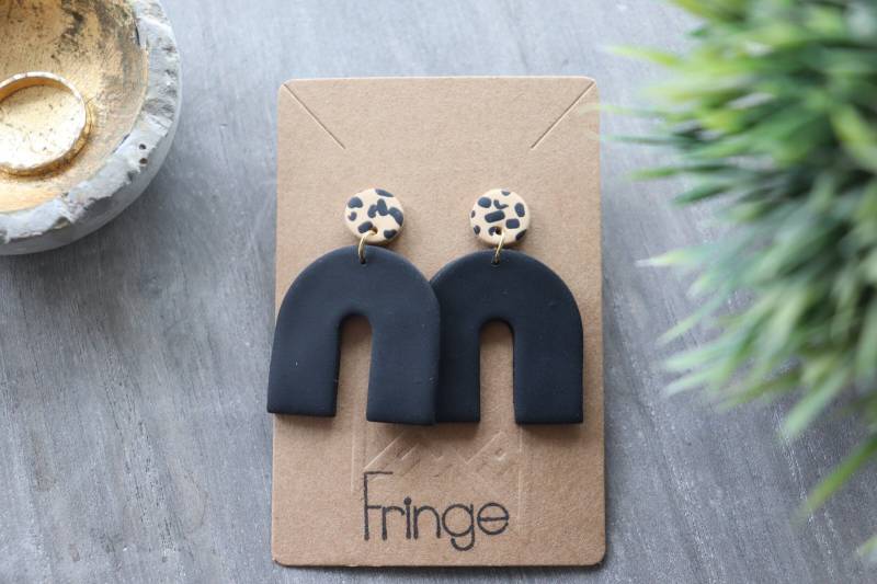 Handgemachte Ton Ohrringe| Trendige Niedliche Bogen Schwarze Polymer Clay Hypoallergen von Fringeclay