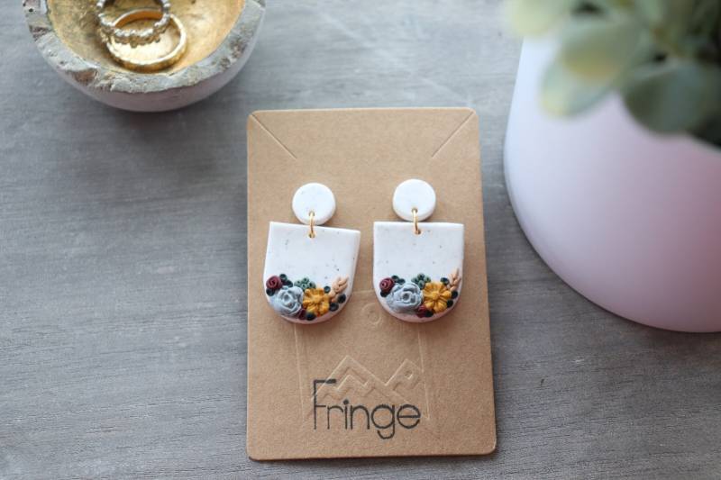 Ton Ohrringe| Florale Ohrringe Handgemacht | Handgemachte Ohrringe|Clay Baumeln| Braut von Fringeclay