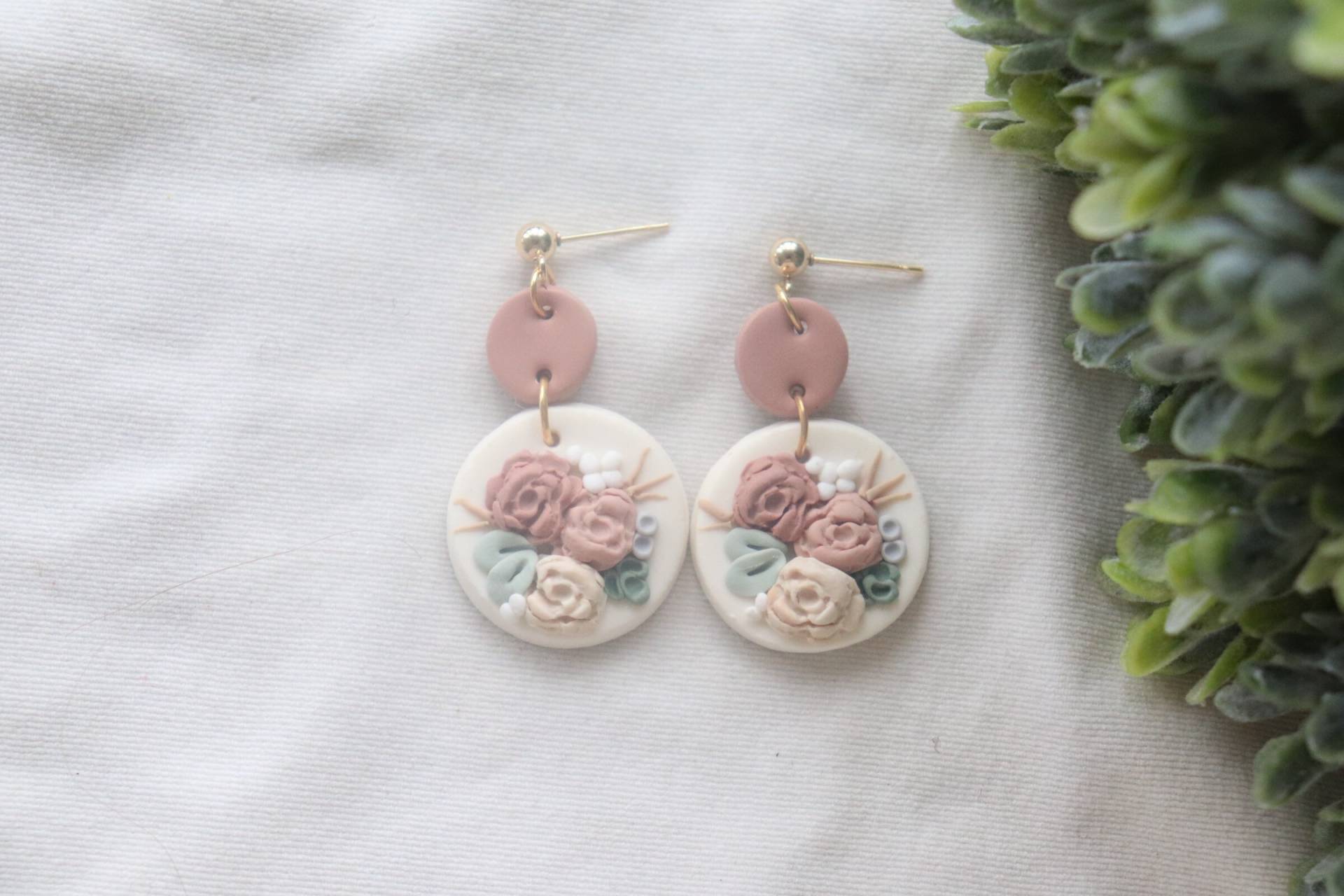 Ton Ohrringe| Handgemachte Ohrringe | Baumeln| Florale Braut Clay Blumen Ohrringe|Clay von Fringeclay