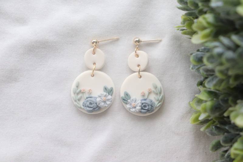 Ton Ohrringe| Handgemachte Ohrringe | Baumeln| Florale Braut Clay Blumen Ohrringe|Clay von Fringeclay