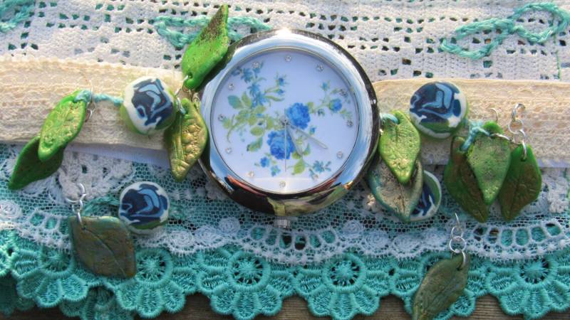 Grüne Spitzen Armbanduhr Mit Blauem Rosenmotiv Und Fimo Rosen Blättern von FrisbyCreekArts