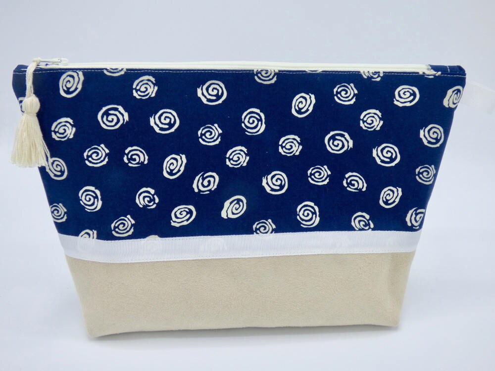 Kulturbeutel Aus Wildleder Und Baumwolle. Federmäppchen Mit Großem Fassungsvermögen, Gepolsterte Innenseite Kulturbeutel Aus Wildleder Und Baumwolle. Federmäppchen Mit Großem Fassungsvermögen, Gepolsterte Innenseite von Frispoulette