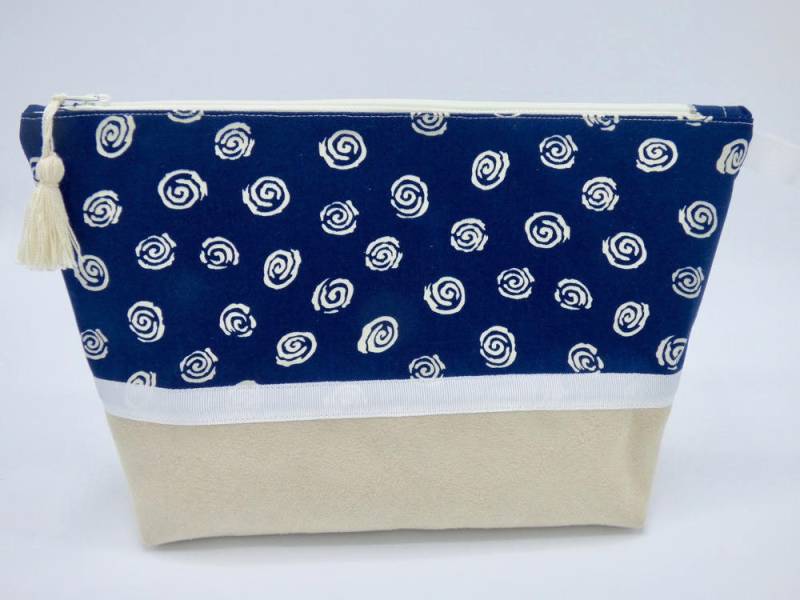 Kulturbeutel Aus Wildleder Und Baumwolle. Federmäppchen Mit Großem Fassungsvermögen, Gepolsterte Innenseite Kulturbeutel Aus Wildleder Und Baumwolle. Federmäppchen Mit Großem Fassungsvermögen, Gepolsterte Innenseite von Frispoulette