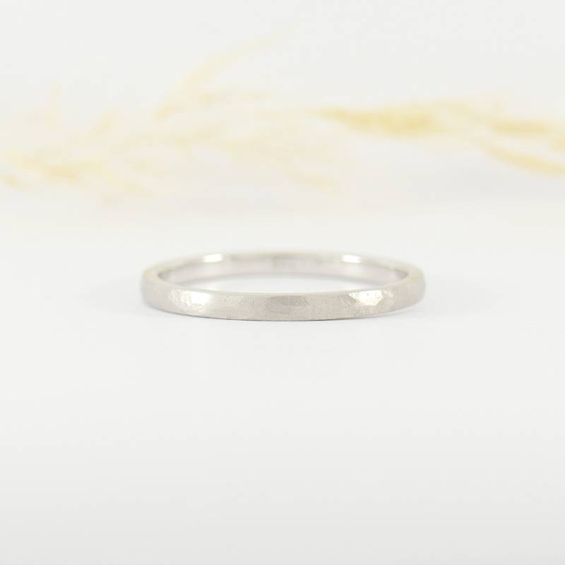 Damen-Ehering in 14 Karat Weißgold Mit Fein Gefeilter Und Mattierter Oberfläche Einer Breite Von 2, 0 Mm von FritzWeismannJewelry