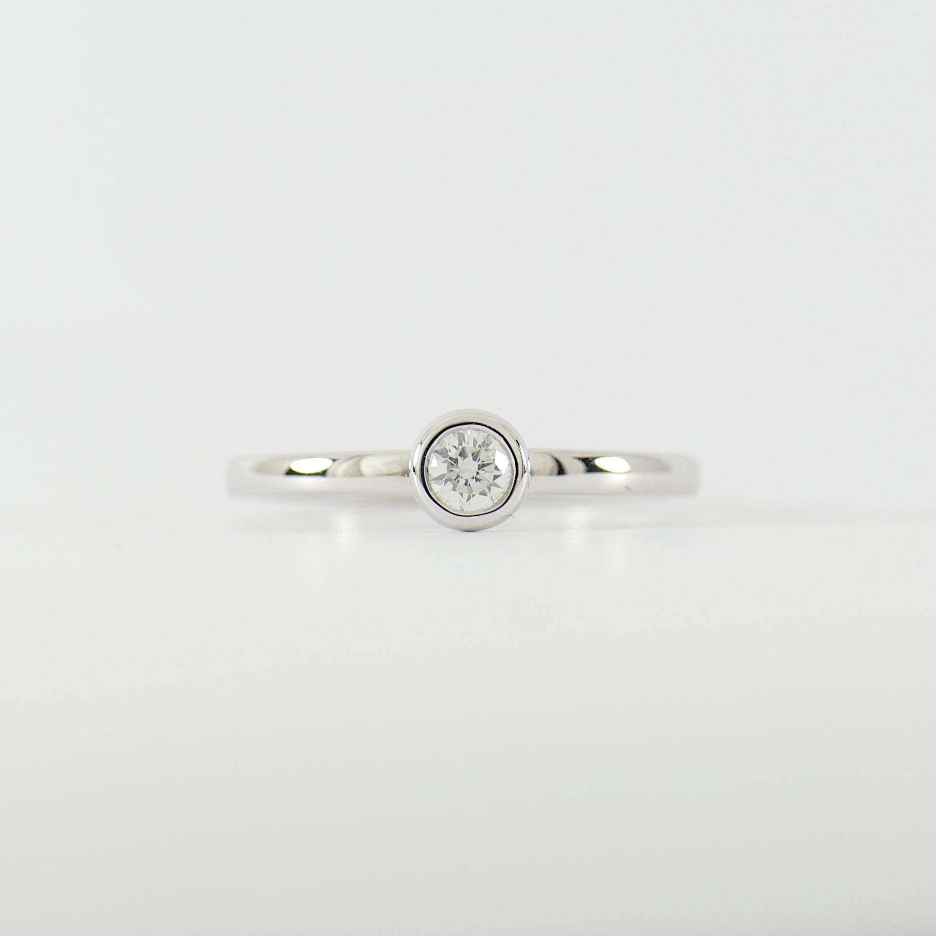 Diamant-Verlobungsring in 18 Karat Weißgold, Besetzt Mit Einem Brillanten Einer Zargenfassung 0, 15 Ct Diamant-Verlobungsring in 18 Karat Weißgold, Besetzt Mit Einem Brillanten Einer Zargenfassung 0, 15 Ct von FritzWeismannJewelry