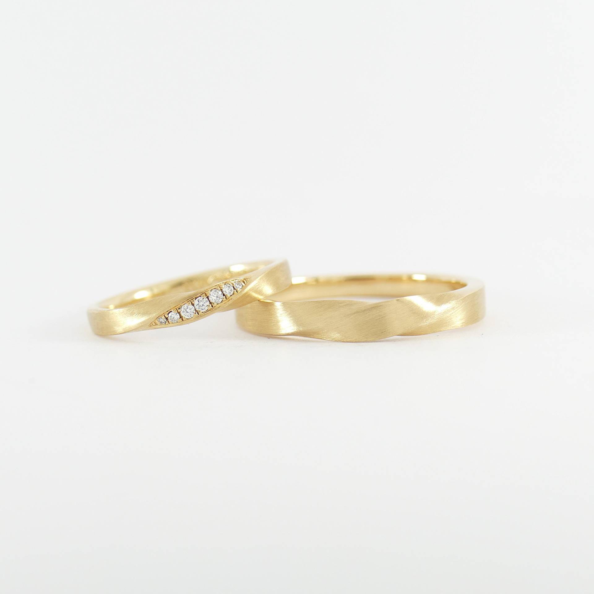 Eheringset Im Gedrehten Design, Gefertigt in 14 Karat Gelbgold, Mit Mattierter Oberfläche Und Brillanten von FritzWeismannJewelry