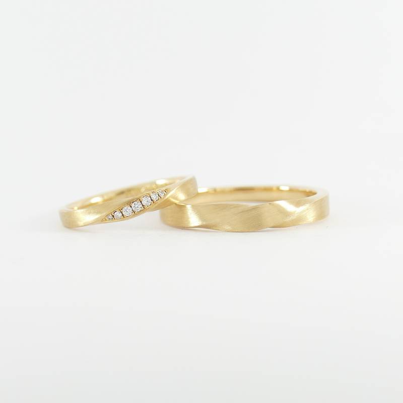 Eheringset Im Gedrehten Design, Gefertigt in 14 Karat Gelbgold, Mit Mattierter Oberfläche Und Brillanten von FritzWeismannJewelry