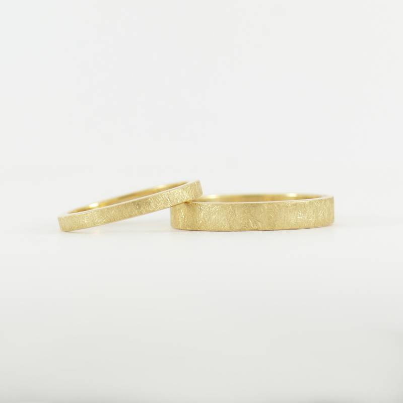 Eheringset Mit Eismatter Oberfläche Und Geradem Profil, Gefertigt in 14 Karat Gelbgold | Sattgelb von FritzWeismannJewelry