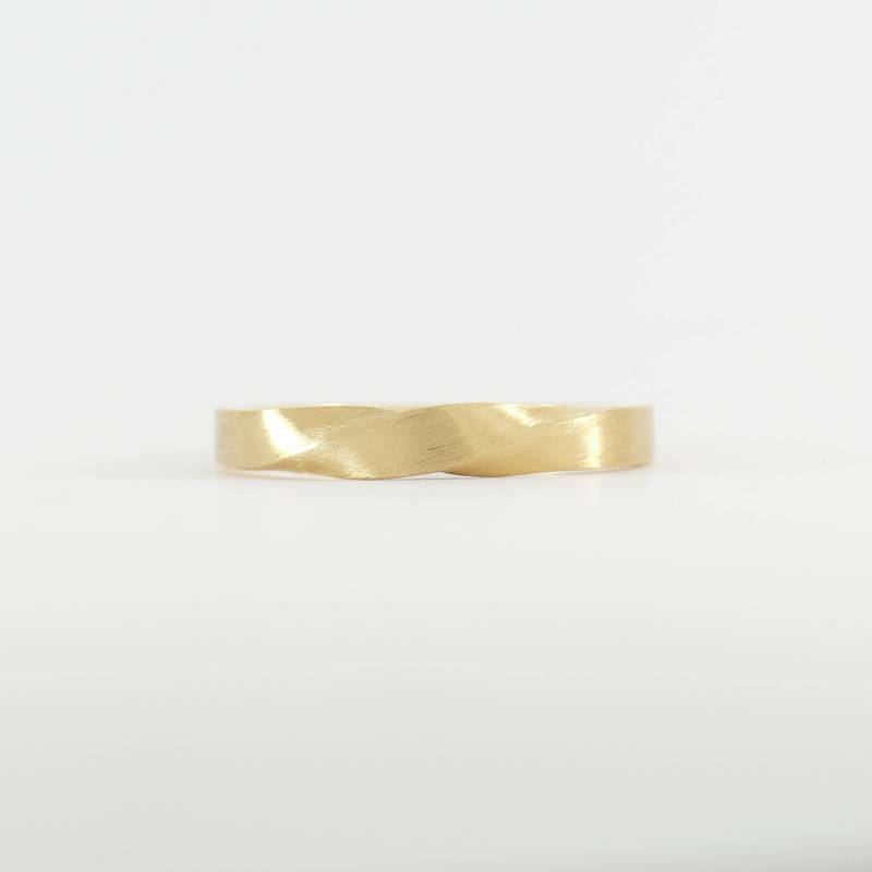 Gedrehter Herren-Ehering, Gefertigt in 14 Karat Gelbgold Und Mattierter Oberfläche von FritzWeismannJewelry