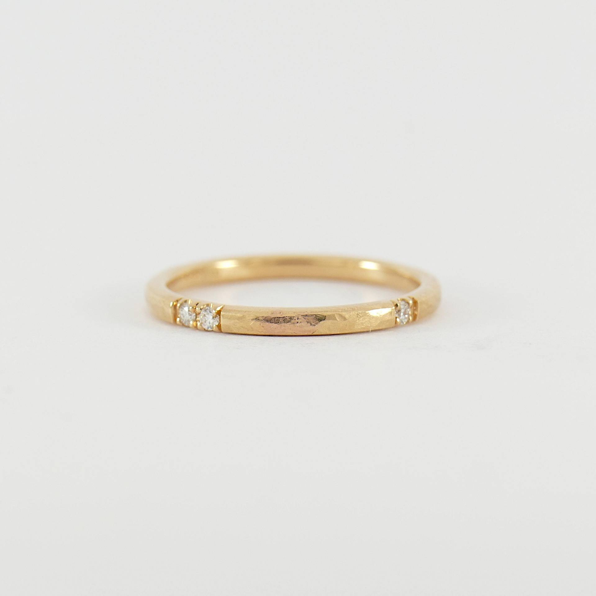 Geschmiedeter Damen-Ehering in Hellem Rosegold, Unregelmäßig Besetzt Mit 6 Brillanten von FritzWeismannJewelry