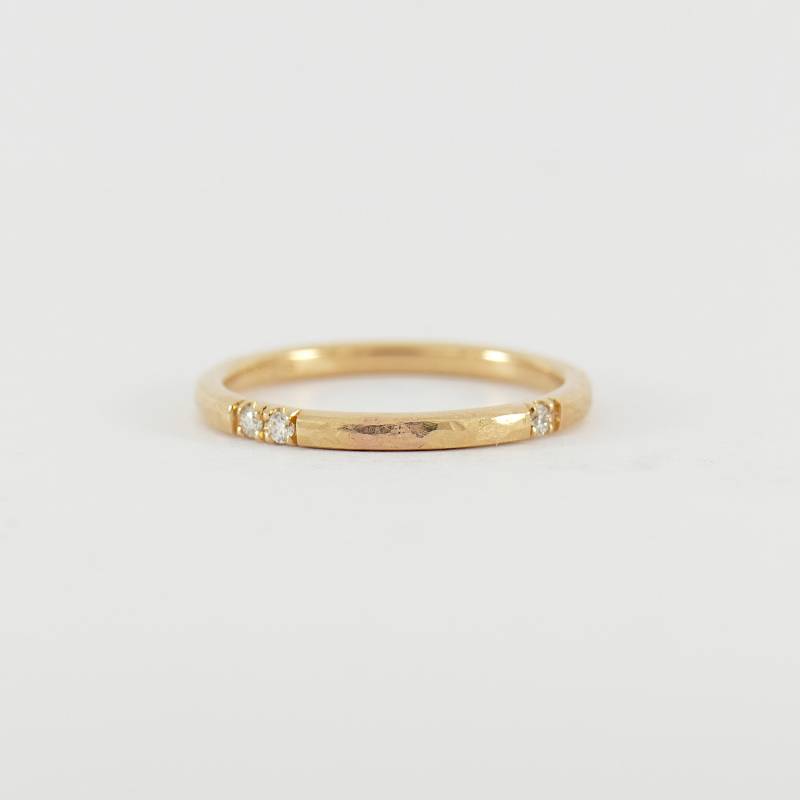 Geschmiedeter Damen-Ehering in Hellem Rosegold, Unregelmäßig Besetzt Mit 6 Brillanten von FritzWeismannJewelry