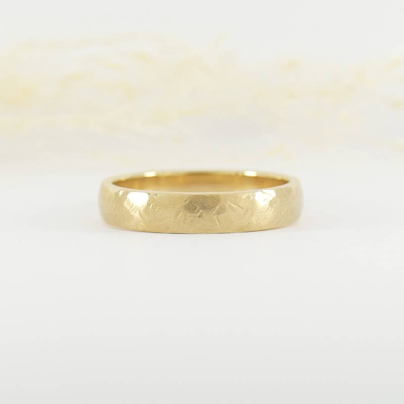 Geschmiedeter Herren-Ehering in 14 Karat Gelbgold Mit Mattierter Oberfläche Und Einer Breite Von 4, 30 Mm von FritzWeismannJewelry