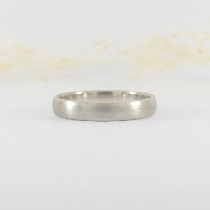 Herren-Ehering 14 Karat Weißgold Mit Einer Breite Von 4, 0 Mm Und Längsmattierten Oberfläche von FritzWeismannJewelry