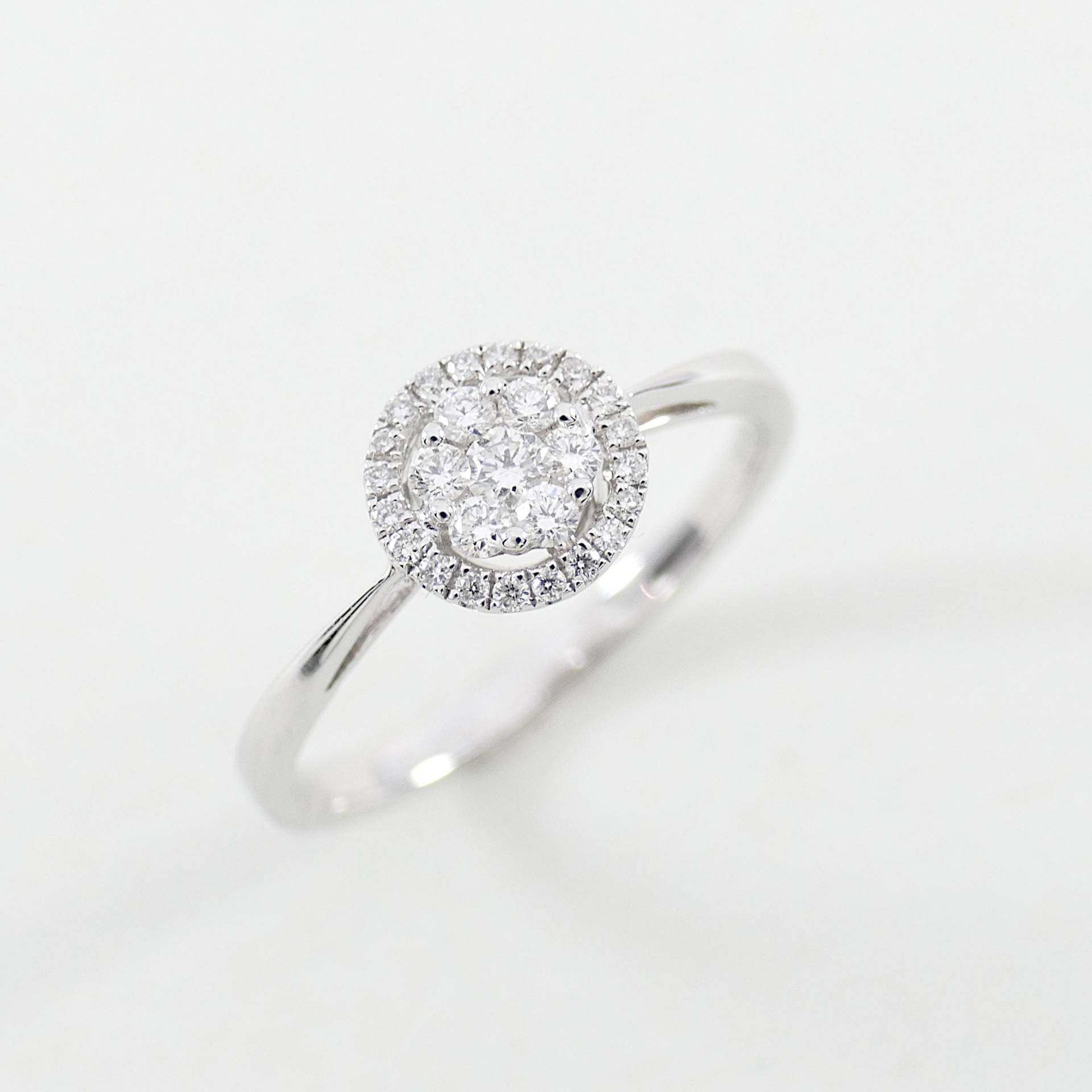 Illusion-Brillantring, Gefertigt in 14 Karat Weißgold, Besetzt Mit 27 Brillanten Zusammen 0, 24 Ct Illusion-Brillantring, Gefertigt in 14 Karat Weißgold, Besetzt Mit 27 Brillanten Zusammen 0, 24 Ct von FritzWeismannJewelry