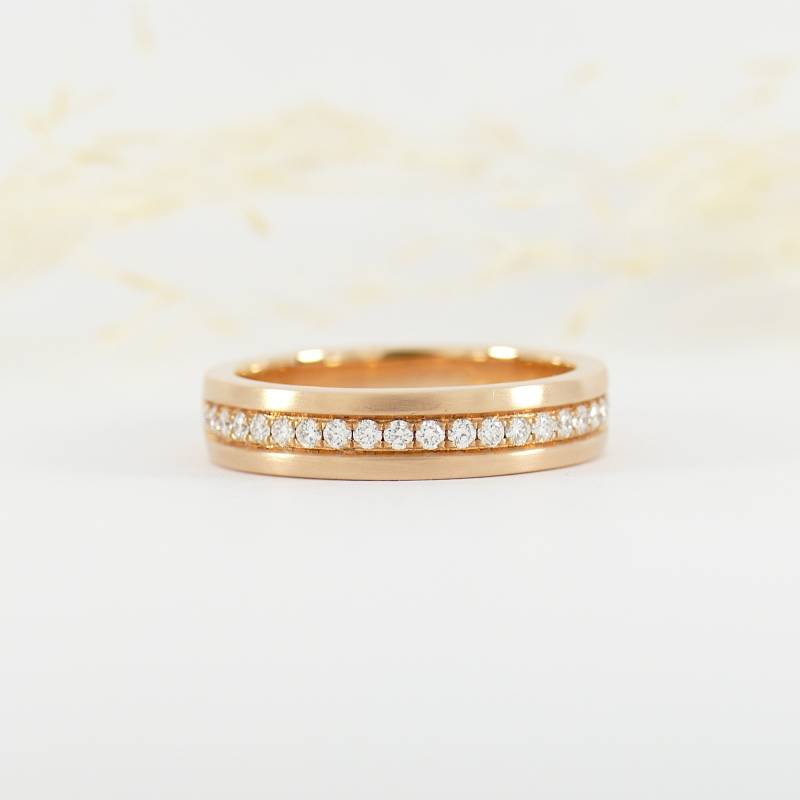 Memory-Ehering in 18 Karat Rosegold, Mit Einer Breite Von 4, 10 Mm Und Mattierter Oberfläche, Besetzt 21 Brillanten Zusammen 0, 21 Ct von FritzWeismannJewelry
