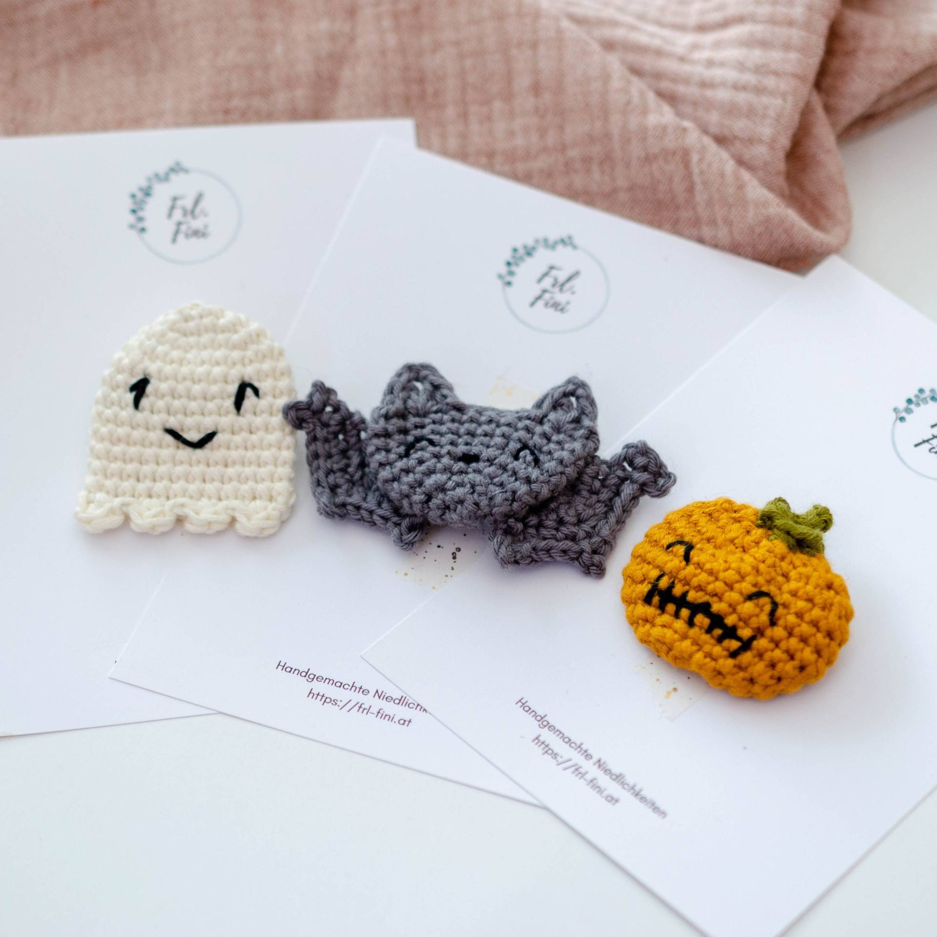 3Er Set Gehäkelte Broschen Halloween | Gespenst Kürbis Fledermaus Aus Bio Baumwolle |Gruselig 3Er Set Gehäkelte Broschen Halloween | Gespenst Kürbis Fledermaus Aus Bio Baumwolle |Gruselig von FrlFiniHandmade