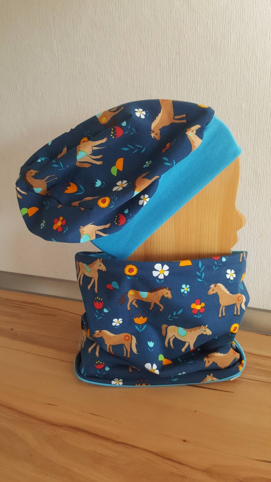 Set Aus Beanie Und Schlupfschal "Pferde" Set Aus Beanie Und Schlupfschal "Pferde" von FrlKunterbunt