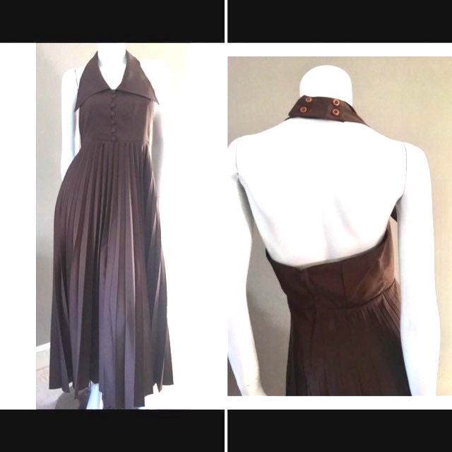 1970Er Jahre Neckholder Maxi Kleid Vintage Plissee Kragen Kleid 1970Er Jahre Neckholder Maxi Kleid Vintage Plissee Kragen Kleid von FrocksmithVintage