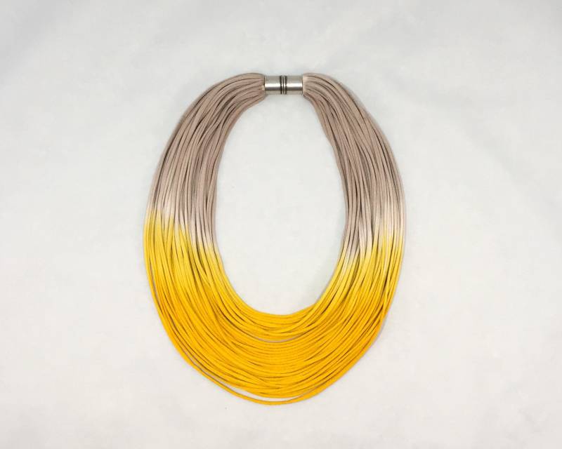 Gelbe Halskette Mit Farbverlauf, Dip Dye, Textilschmuck, Jersey-Kette, Schalkette, Halskette, Textilschmuck von Frogaspect