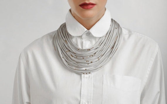 Natürliche Farbe Mehrsträngige Halskette, Kurze Stoffkette, Stoffkette Natürliche Farbe Mehrsträngige Halskette, Kurze Stoffkette, Stoffkette von Frogaspect