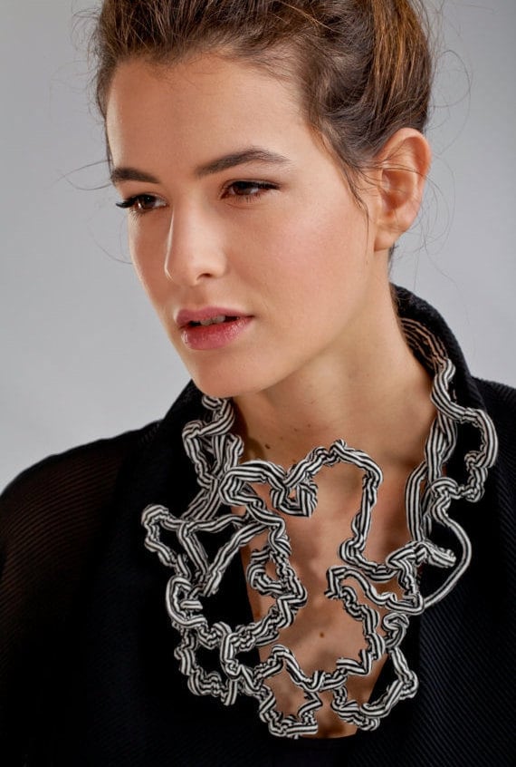 Schwarz-Weiß-Kette, Vielseitige Halskette, Schwarz-Weiß-Streifen, Stoffkette, Statement-Halskette, Abstrakter Schmuck, Modeschmuck von Frogaspect