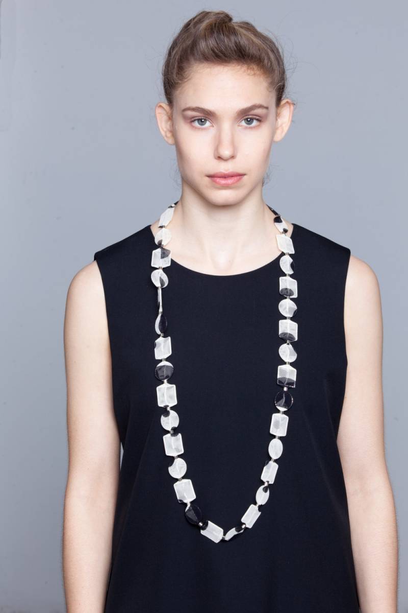 Textile Halskette, Faser Schmuck, Statement Kette, Scheiben Stoffschmuck, Eleganter Lange Schwarz Weiß Druck von Frogaspect