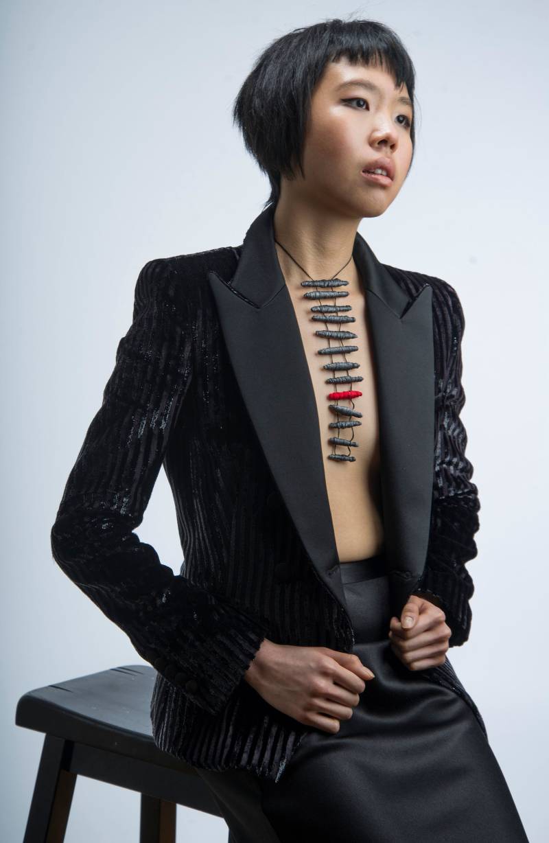 Vertikale Drop Halskette, Stoff Tropfen Rote Graue Vertikale Halskette von Frogaspect