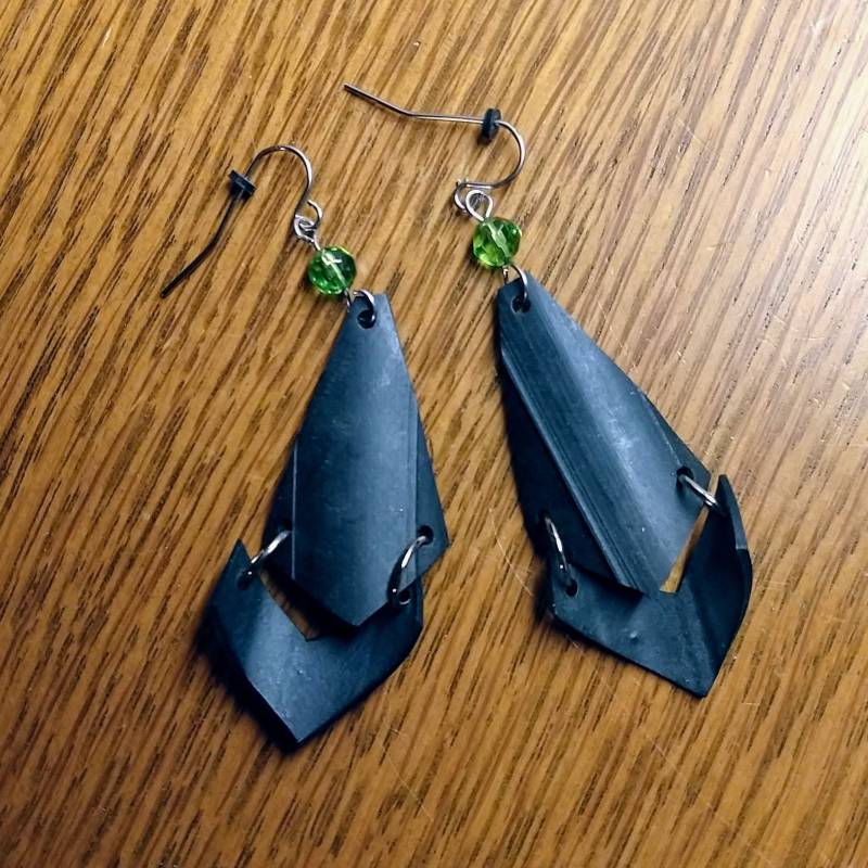 Chevron Ohrringe Aus Recycelten Fahrradschläuchen | Veganes Leder Chevron Ohrringe Aus Recycelten Fahrradschläuchen | Veganes Leder von FroggiMakesThings